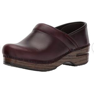 DANSKO PROFESSIONAL SLIP-ON CLOGS IN BURGUNDY CORDOVAN CABRIO LEATHER. Sz36/6